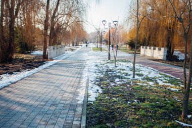 Değişik renklerde taşlar, parkta yürüyüş yolu. 