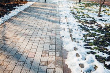 Değişik renklerde taşlar, parkta yürüyüş yolu. 