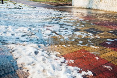 Değişik renklerde taşlar, parkta yürüyüş yolu. 