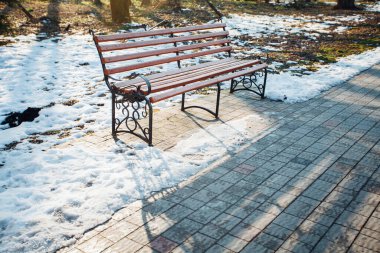 Şehir parkındaki ahşap bank.