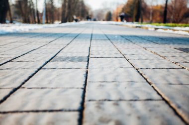 Değişik renklerde taş yontmalar, gündüz vakti yakın çekim. 