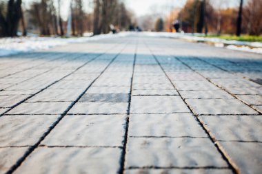 Değişik renklerde taş yontmalar, gündüz vakti yakın çekim. 