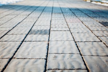 Değişik renklerde taş yontmalar, gündüz vakti yakın çekim. 