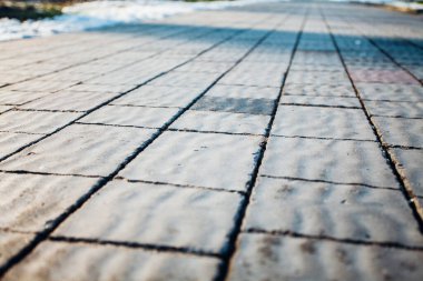 Değişik renklerde taş yontmalar, gündüz vakti yakın çekim. 