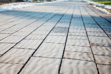 Değişik renklerde taş yontmalar, gündüz vakti yakın çekim. 