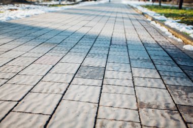 Değişik renklerde taş yontmalar, gündüz vakti yakın çekim. 