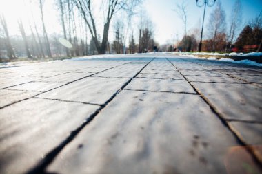 Değişik renklerde taş yontmalar, gündüz vakti yakın çekim. 