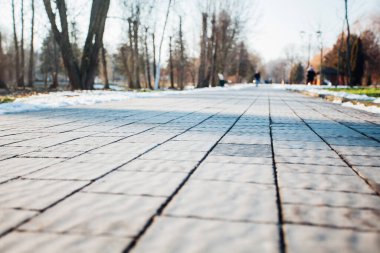 Değişik renklerde taşlar, parkta yürüyüş yolu. 