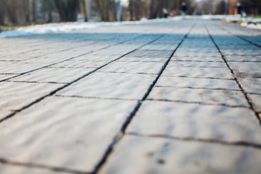 Değişik renklerde taş yontmalar, gündüz vakti yakın çekim. 