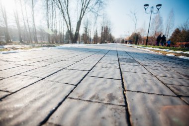 Değişik renklerde taşlar, parkta yürüyüş yolu. 