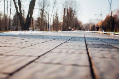 Değişik renklerde taşlar, parkta yürüyüş yolu. 