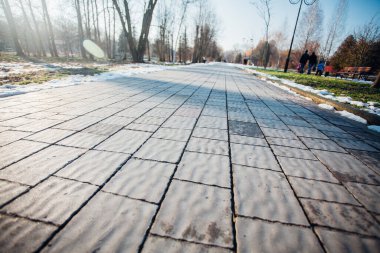 Değişik renklerde taşlar, parkta yürüyüş yolu. 