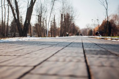 Değişik renklerde taşlar, parkta yürüyüş yolu. 