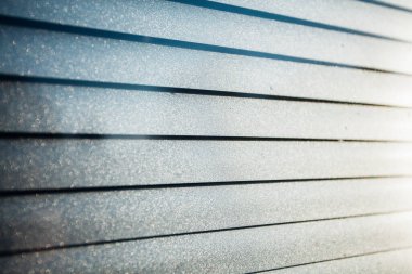 Güneş ışığı nı yakalayan bir evde ki güneş likleri