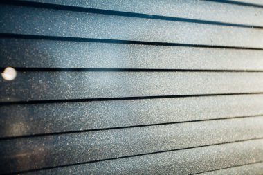 Güneş ışığı nı yakalayan bir evde ki güneş likleri