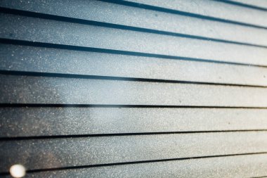 Güneş ışığı nı yakalayan bir evde ki güneş likleri