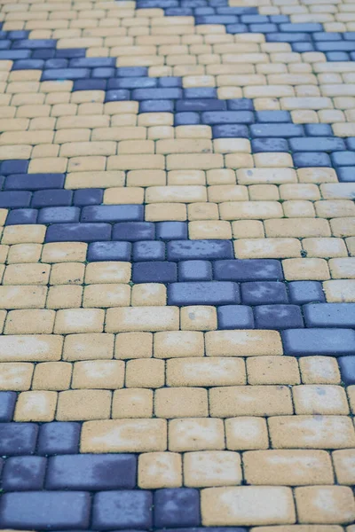 Değişik renklerde taş yontmalar, gündüz vakti yakın çekim. 