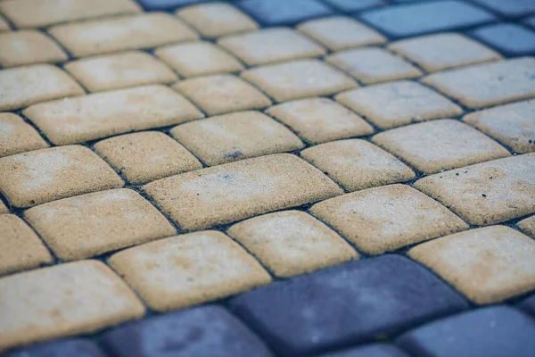 Değişik renklerde taş yontmalar, gündüz vakti yakın çekim. 