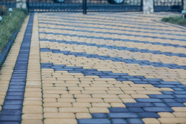 Değişik renklerde taşlar, parkta yürüyüş yolu. 