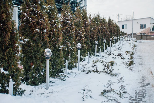 Değişik renklerde taşlar, parkta yürüyüş yolu. 