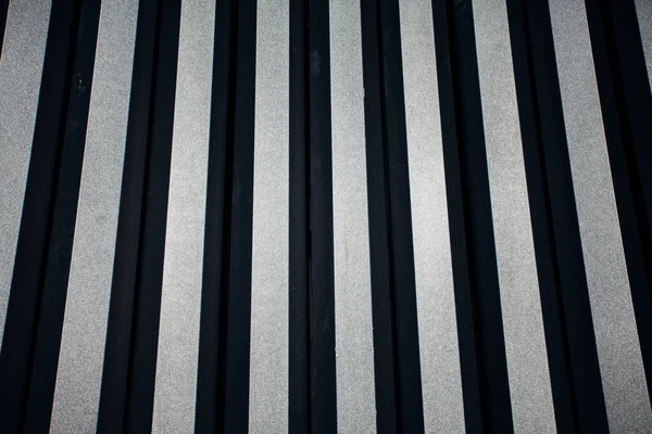 Siyah ve gri ahşap cephe, yakın çekim. 