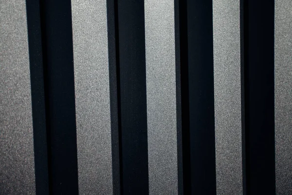 Siyah ve gri ahşap cephe, yakın çekim. 