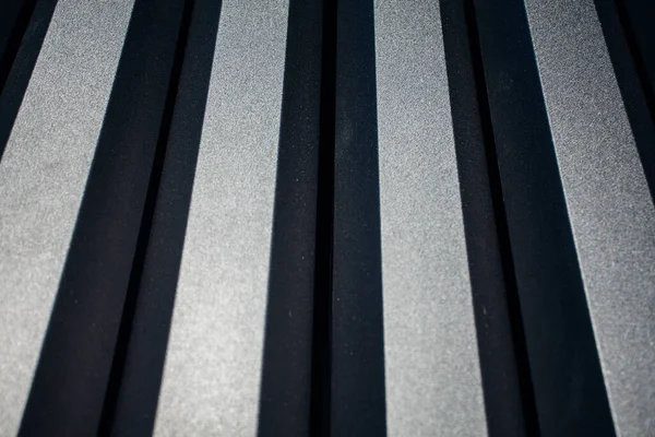 Siyah ve gri ahşap cephe, yakın çekim. 