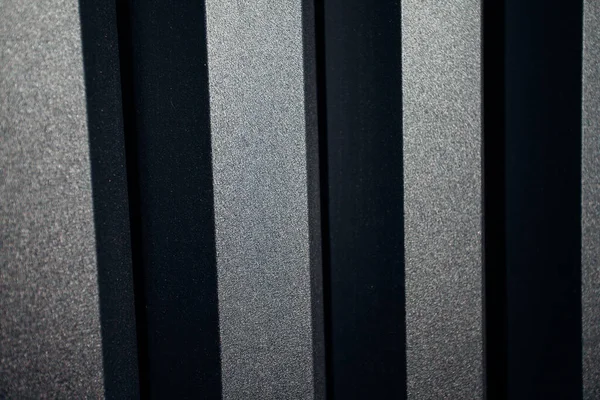 Siyah ve gri ahşap cephe, yakın çekim. 