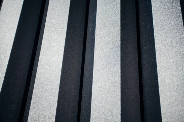 Siyah ve gri ahşap cephe, yakın çekim. 