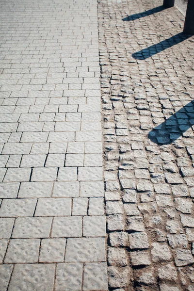 Değişik renklerde taş yontmalar, gündüz vakti yakın çekim. 