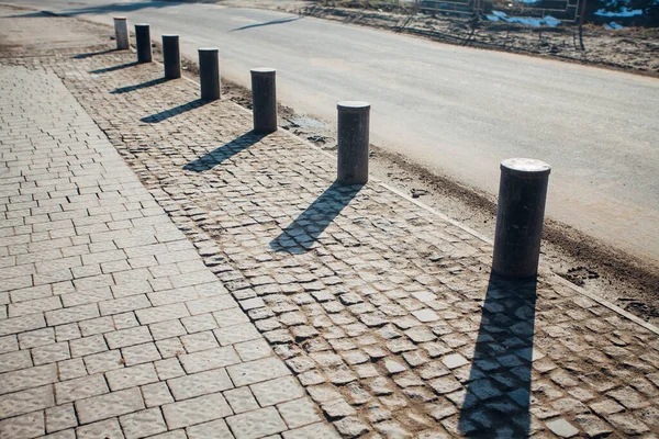 Stenen Plaveien Met Ijzeren Palen Wandelpad Park — Stockfoto