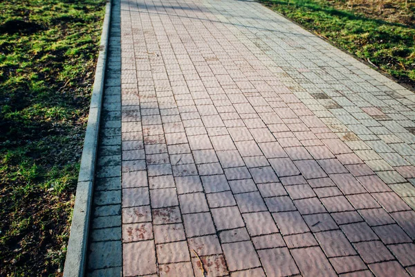 Değişik renklerde taş yontmalar, gündüz vakti yakın çekim. 