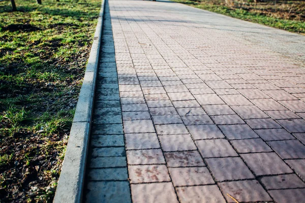Değişik renklerde taş yontmalar, gündüz vakti yakın çekim. 
