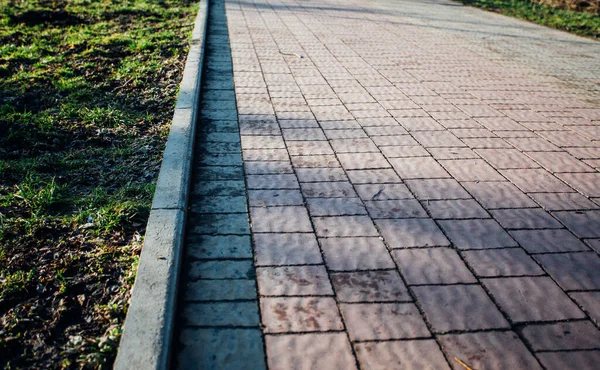 Değişik renklerde taş yontmalar, gündüz vakti yakın çekim. 
