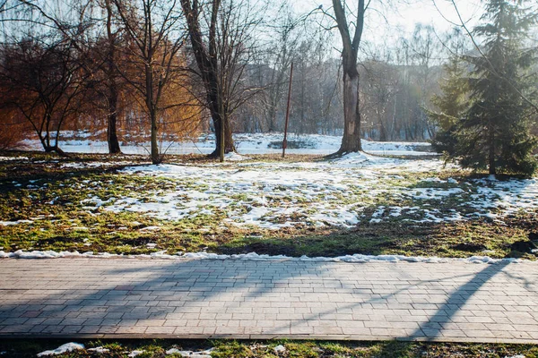 Değişik renklerde taşlar, parkta yürüyüş yolu. 
