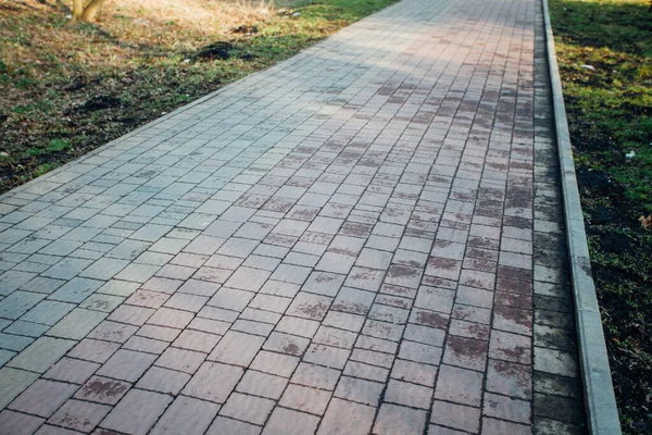 Değişik renklerde taş yontmalar, gündüz vakti yakın çekim. 