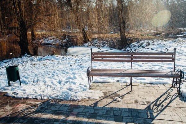 Şehir parkındaki ahşap bank.