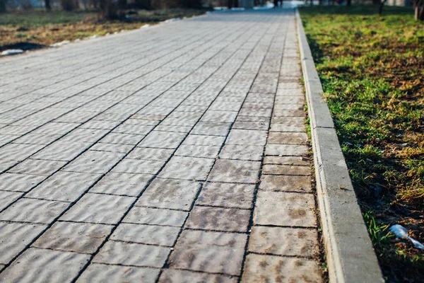 Değişik renklerde taş yontmalar, gündüz vakti yakın çekim. 