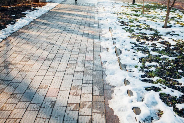 Değişik renklerde taşlar, parkta yürüyüş yolu. 