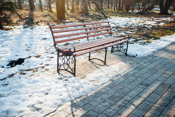 Şehir parkındaki ahşap bank.