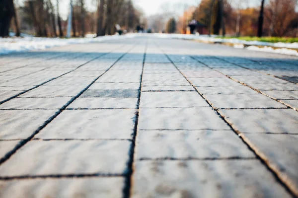 Değişik renklerde taş yontmalar, gündüz vakti yakın çekim. 