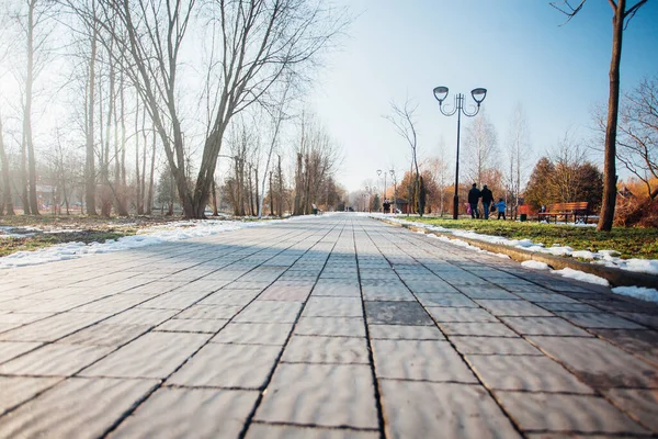 Değişik renklerde taşlar, parkta yürüyüş yolu. 