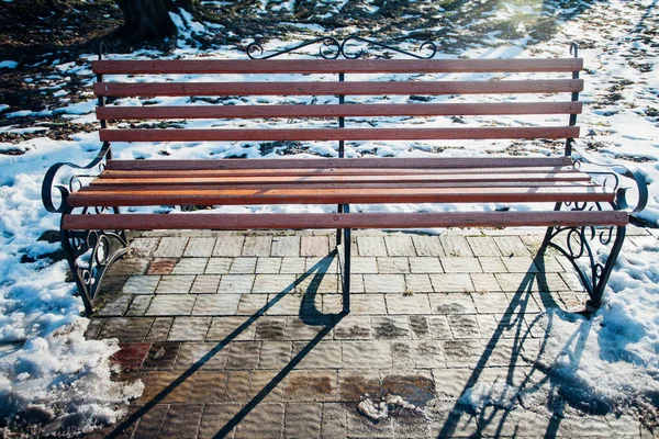 Şehir parkındaki ahşap bank.