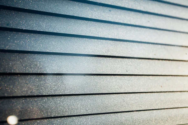 Güneş ışığı nı yakalayan bir evde ki güneş likleri