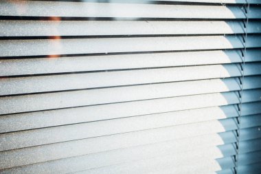 Güneş ışığı nı yakalayan bir evde ki güneş likleri