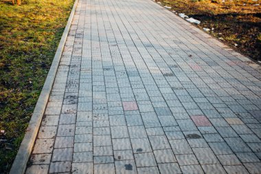 Değişik renklerde taş yontmalar, gündüz vakti yakın çekim. 