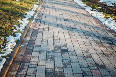 Değişik renklerde taş yontmalar, gündüz vakti yakın çekim. 