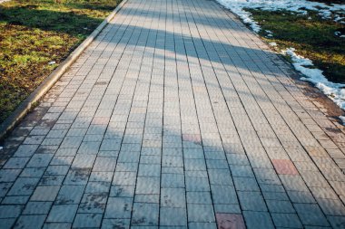 Değişik renklerde taş yontmalar, gündüz vakti yakın çekim. 