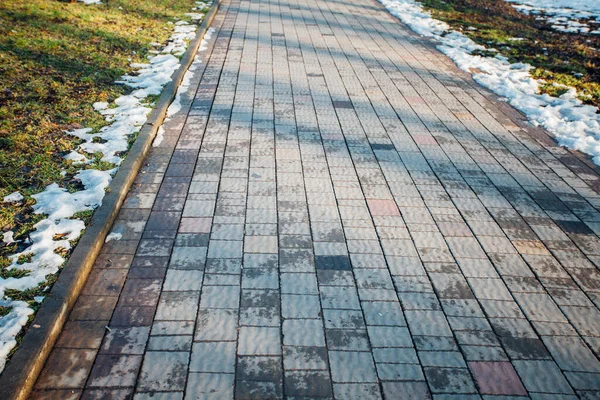 Değişik renklerde taş yontmalar, gündüz vakti yakın çekim. 