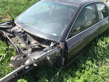 Eski, kullanılmış, hurdaya dönmüş arabaların geri dönüşümü. Hurdalıklarda parçaların sökülmesi